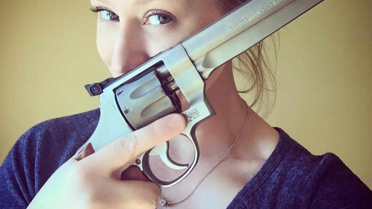 julie_golob_gun_glam_smith_wesson_929